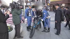 東京・六本木でモペットの違反走行取締まり　警視庁　ナンバー未装着や無免許など疑いで男女3人を摘発　改正道路交通法の施行から1年