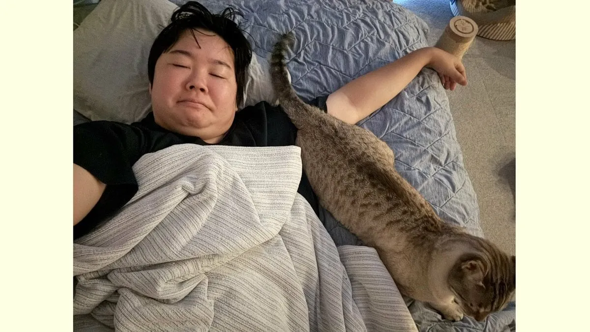 【 ねこ 】やす子さん　愛猫アビシと「#猫のいる生活」　フォロワー共感「お尻を向けられるのは信頼の証」