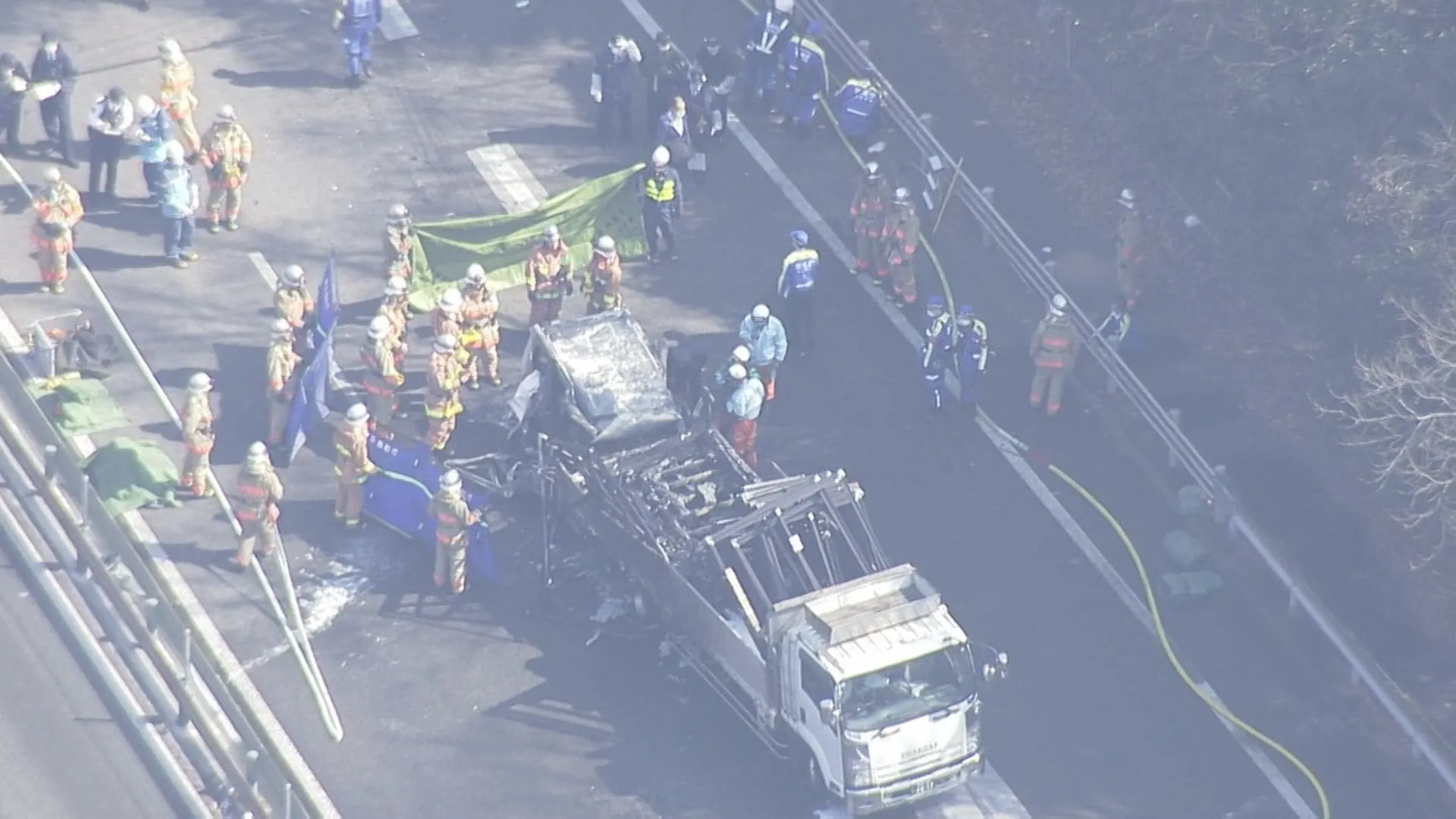 【速報】八王子バイパスで乗用車がトラックに突っ込み炎上　乗用車の運転席に人の姿　消火活動進める