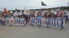 全米で“反トランプ”デモ 中間選挙での投票を呼びかけ