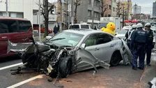 横浜・鶴見区で乗用車が電柱や対向車に衝突　運転手は車を置いて立ち去る　警察が当て逃げ事件として捜査