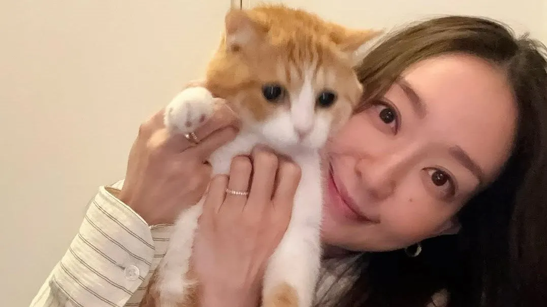 【松島花】愛猫ごろりんとの2ショット画像を公開　「一緒に撮るのは寝てる時に限る、笑」