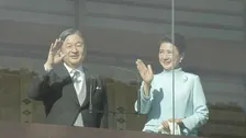 皇居で「新年一般参賀」始まる　悠仁さま初出席　宮殿ベランダから皇室14人が参賀者に“お手振り” 上皇ご夫妻の元気な姿も