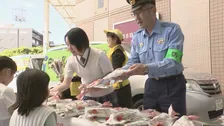 母の日を前に品川区の高校生らがカーネーションを配りながら特殊詐欺の被害防止を呼びかけ　警視庁 品川署
