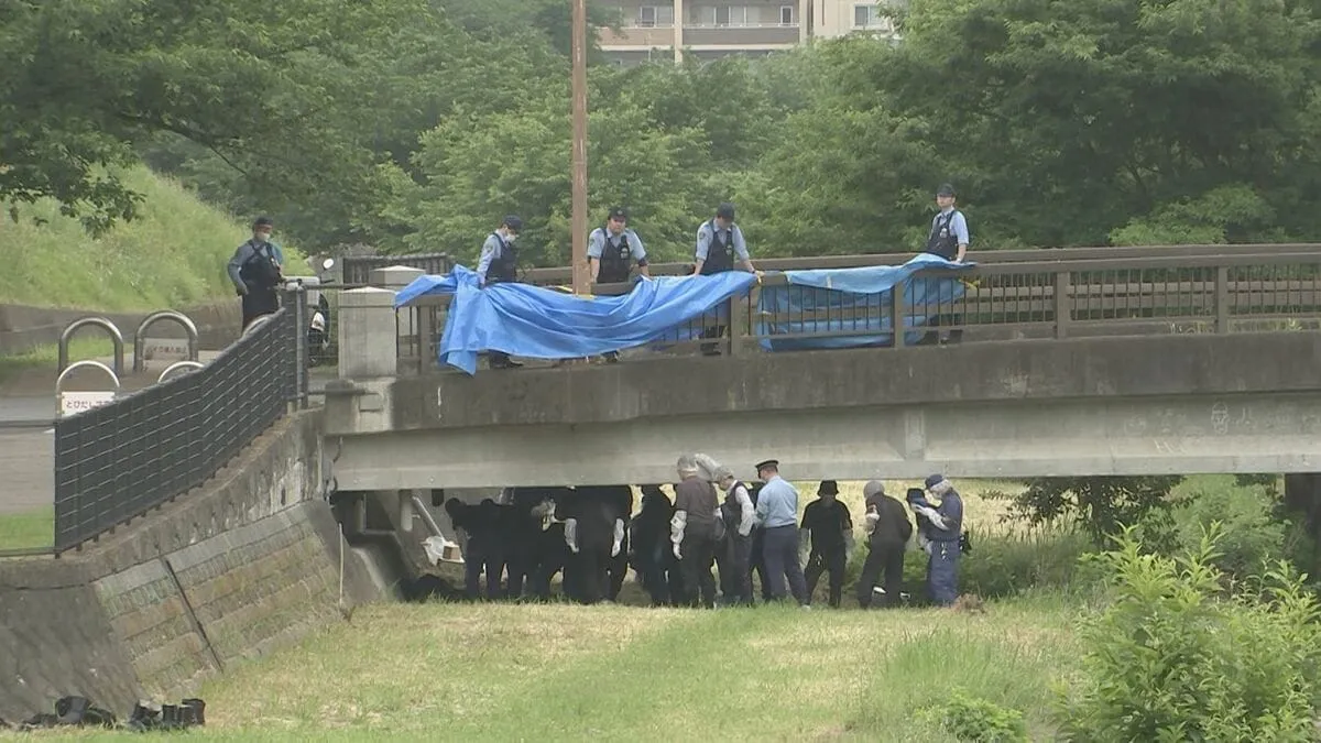 【速報】橋の下に40代くらいの男性遺体　左ふともも付近に傷 近くにナイフ　事件・自殺の可能性で捜査　東京・東村山市　警視庁