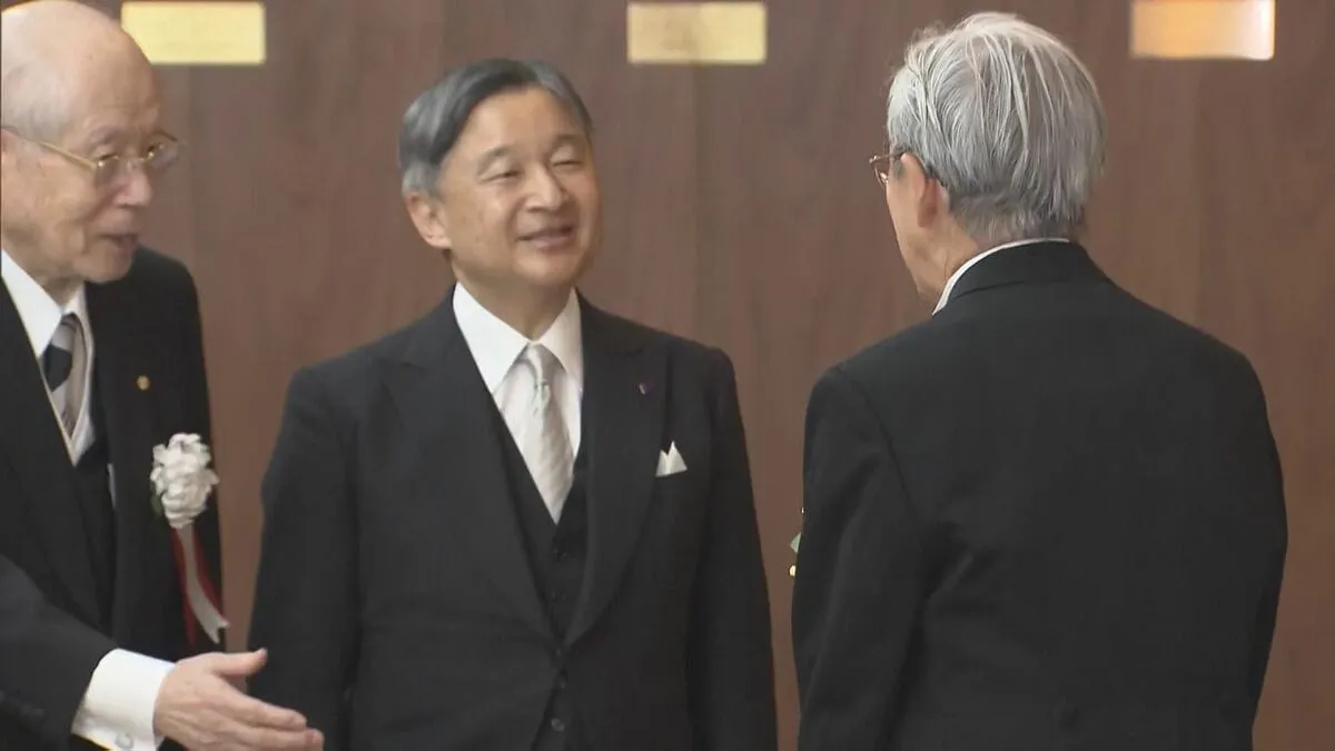 天皇陛下「一番ご苦労なさったところは」 日本学士院授賞式に出席　脳科学の進歩に貢献した受賞者から研究内容の説明に耳を傾け質問