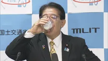 牛乳の消費量が減る冬場を迎え金子国土交通大臣がコップの牛乳の飲み干し消費アピール「子どもの頃から飲んだおかげで丈夫な体に」