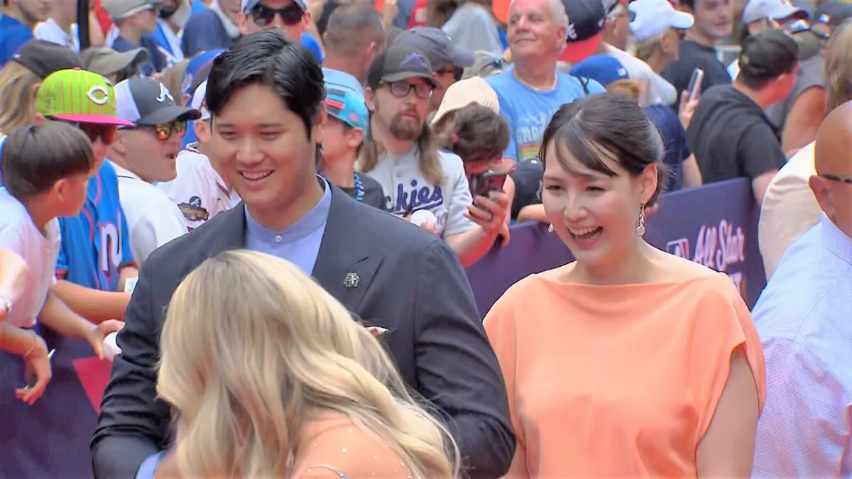 大谷翔平、真美子夫人とレッドカーペットに登場！妻のドレス「何個か選択肢があって...僕が選びました」【MLBオールスター】