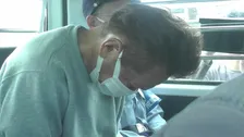 警察官を引きずって転倒させ逃げた64歳男を送検　「急いでいた」と供述