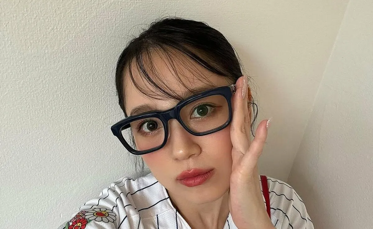 【 西野カナ 】　野球のユニフォーム姿のオフショット　ファン反響　「メガネ最高です！！」「一生世界一かわいいです❤」