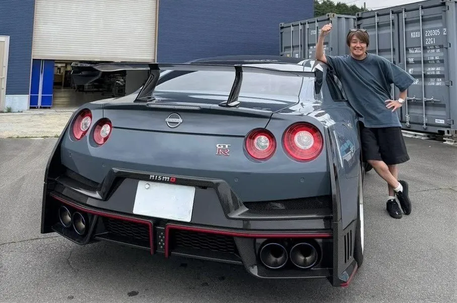 【 近藤真彦 】　日産「GT-R NISMO」と２ショット　「慣らしも終わりこちらも絶好調！　久しぶりの御殿場ファクトリー！」
