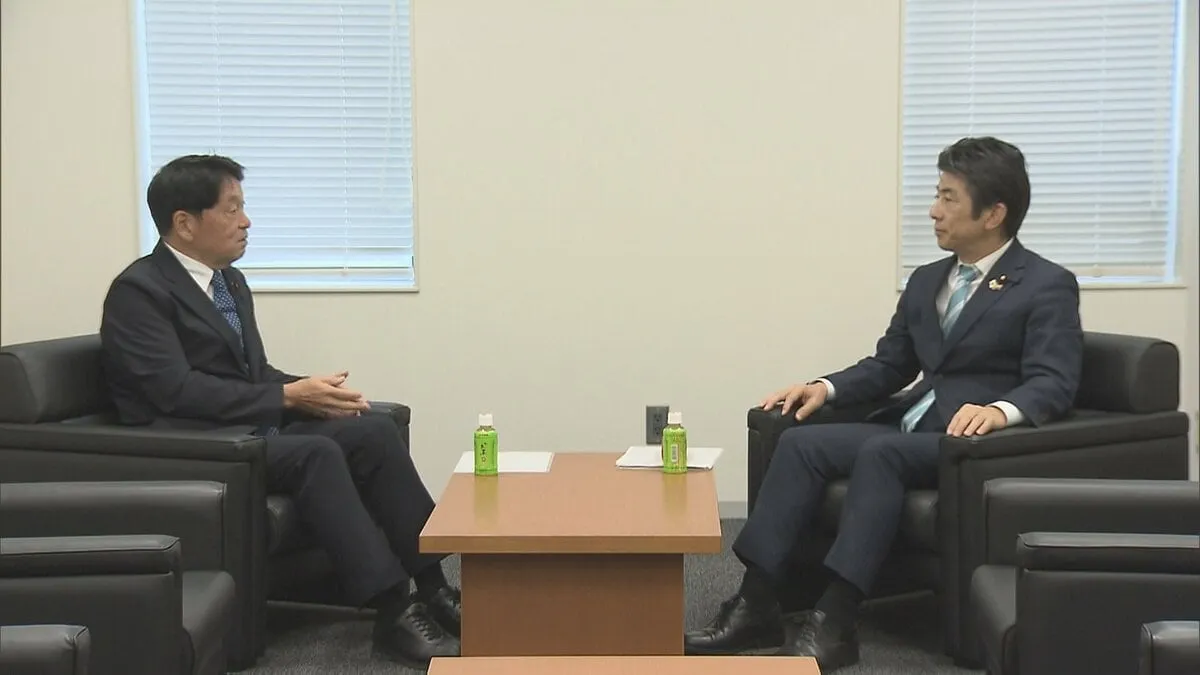 自民・小野寺税調会長、立憲の重徳税調会長と初会談　ガソリンの暫定税率廃止などめぐり協議