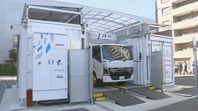 7分で交換完了 いすゞ自動車など バッテリー交換式EVトラックでコンビニ配送の実証実験始まる