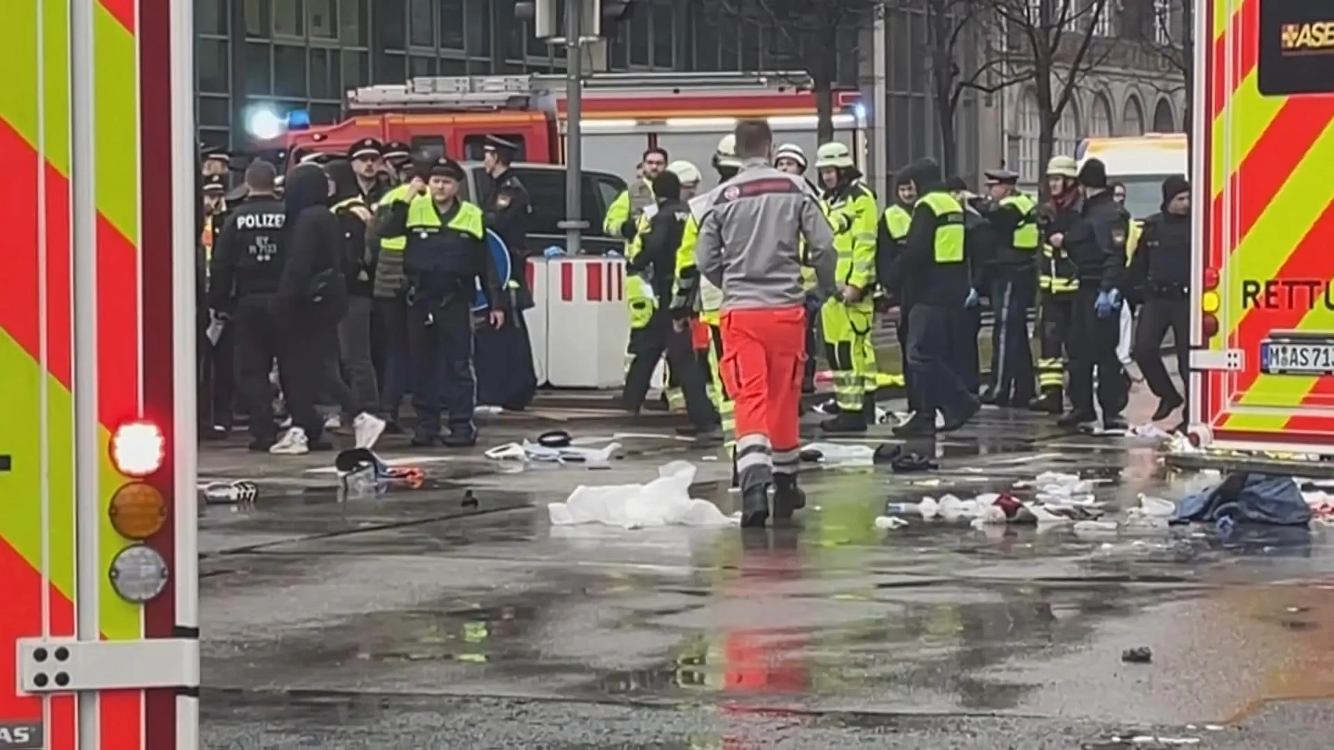 ドイツ・ミュンヘンでデモの集団に車突っ込む　約20人負傷