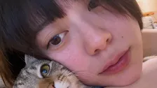 抱きしめる【 山下リオ 】保護猫「エヴァとの生活も1年経ちました」フォロワー共感「表情好き。人も猫も」愛犬イブも登場