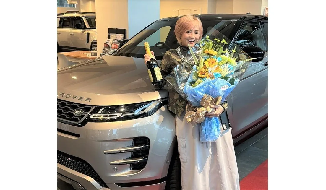 【 橋本志穂 】　新しい愛車「レンジローバー」と笑顔　「ダスティピンクにも見えるこの色が気に入って」