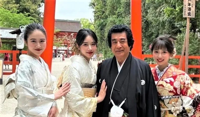 【 藤岡弘、 】　天翔愛さん・天翔天音さん・藤岡舞衣さん　三人娘との和装ショットを公開　「京都三大祭の一つ『葵祭』の社頭の儀に　参列、代表で拝礼をさせていただきました」