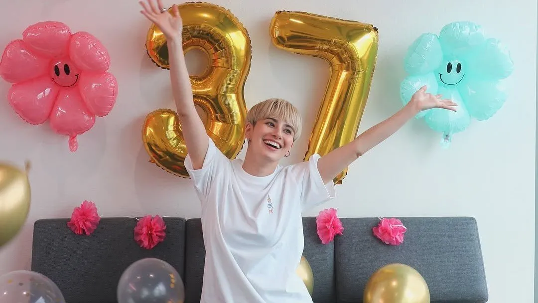 【 ホラン千秋 】「37」の前で歓喜「一番幸せで一番特別な誕生日」　ファン・関係者と両親に感謝を綴る