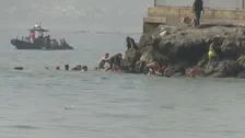 海泳ぎ防波堤を上る人も…北アフリカのスペイン領セウタにモロッコからの移民流入　24時間で約4万9000人とスペイン内務省