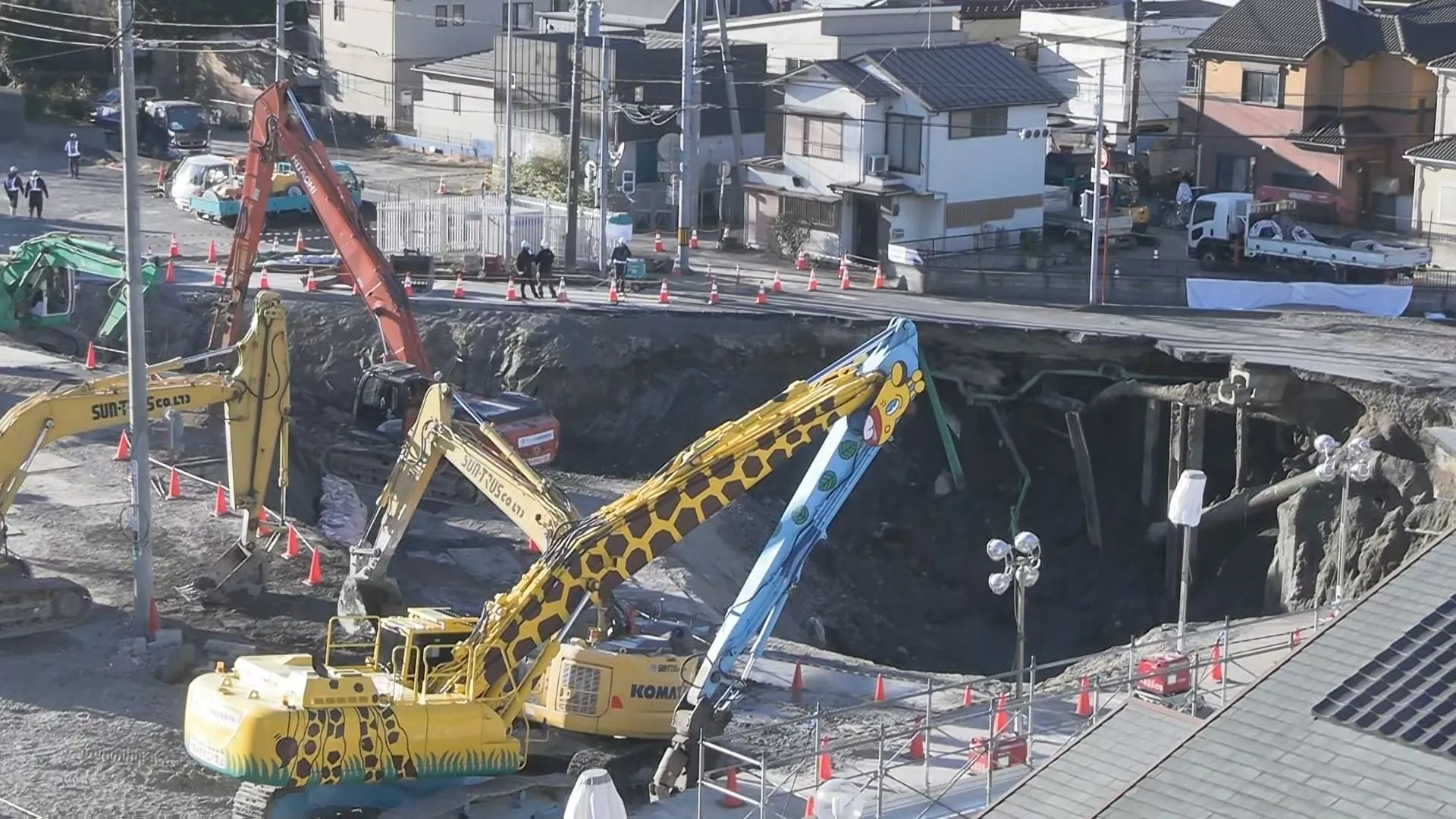 【速報】埼玉・八潮市の道路陥没 消防による男性トラック運転手（74）の捜索活動再開