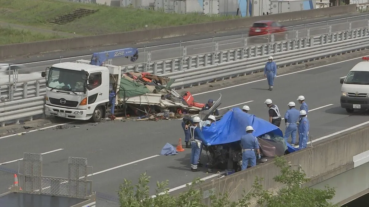 関越自動車道・下り線で中央分離帯に衝突し停車中のトラックに乗用車が追突　乗用車を運転していた男性死亡