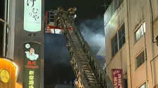 【速報】東京・歌舞伎町の繁華街でビル火災 4階ベランダから出火　現在も延焼中