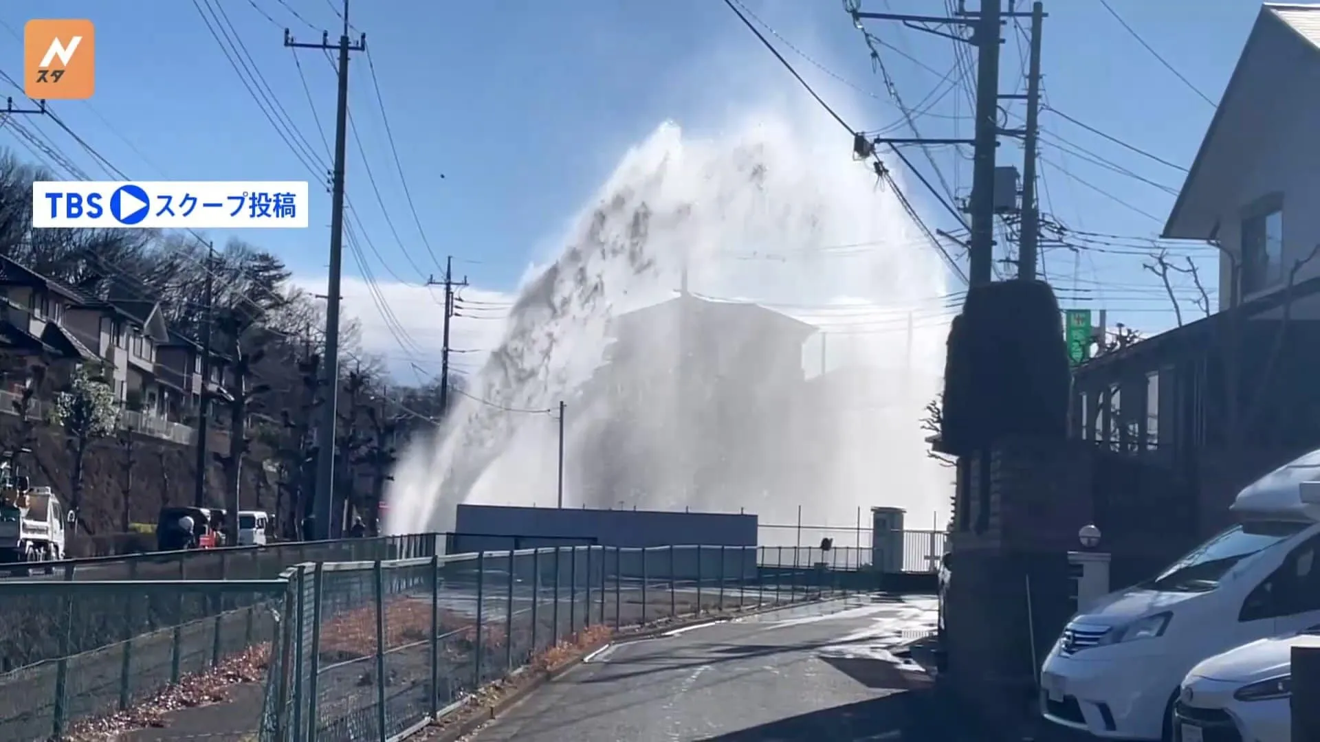 【速報】埼玉・所沢市の道路から水が噴き出す　警察や消防などが対応中　近隣住民「5メートルほどの高さに」