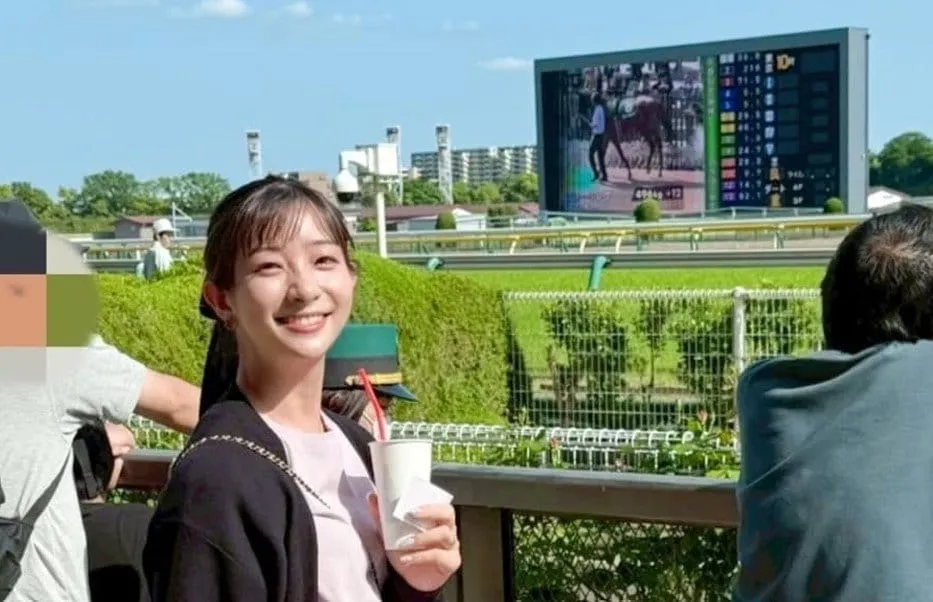 【 足立梨花 】　「プライベートで初めて競馬場いってきた」「たこ焼き食べてビール飲んでコーラ飲んで　めっちゃ楽しみました」