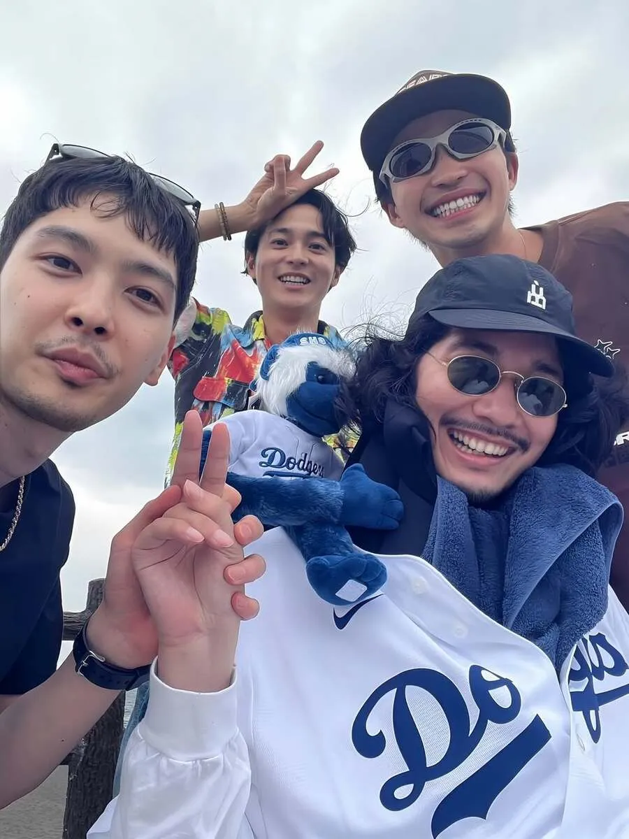 【脳出血で療養中】清原翔さん　友人と笑顔でピース　「翔さんのピースを支える手に、友情が見えます」　ファン反響