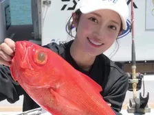 【 片原恵麻 】300m超の深場から金目鯛を“一本釣り”「数百m先のアタリをちゃんとほさきでとれるのが深場釣りの楽しいところ」　『姿造り』も披露　