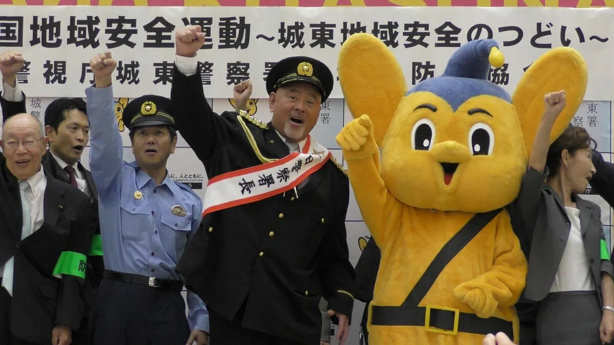「犯罪を根絶するぞ」元プロレスラーの武藤敬司さんが一日署長　特殊詐欺への注意を呼びかけ　警視庁城東署