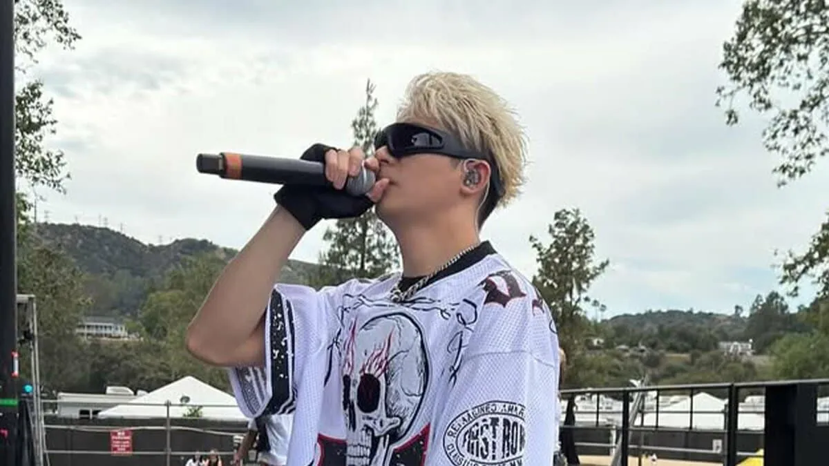 【 Number_i ・岸優太 】　「フェスの思い出集！！！！！！！」　LA音楽フェスのステージショットを公開　「かっこいい！！！岸くんの大っきな背中が大好きです」「Tシャツも凄く似合ってる」　反響続々