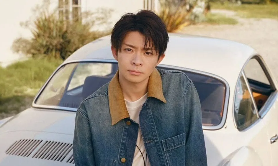 【 Number_i・岸優太 】　撮影時のオフショットを公開　芝生で読書、クラシックカーと共に…季節感あふれるスタイリングを披露