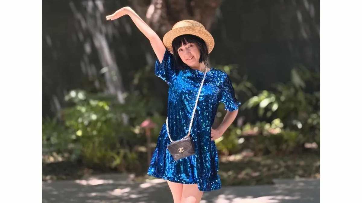 【 千秋 】　「なんだこの服」「こんな派手なワンピース、アメリカでも残っちゃうんだね、それをわたしがきっちり掬い上げます」　ハワイでの戦略的ショッピング