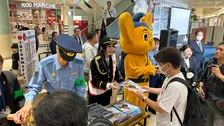 プロレスラー上谷沙弥さんが一日警察署長に 特殊詐欺被害防止などを呼びかけ 東京・江東区　警視庁