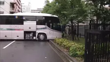 無人観光バスが高校の植え込みに突っ込む　運転手とみられる男性がバスと植え込みに挟まれてけが　大阪・天王寺区