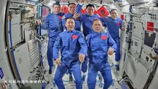 中国　宇宙ステーションで滞在延期の飛行士3人無事帰還　宇宙船の窓ガラスに亀裂　宇宙ごみが衝突か