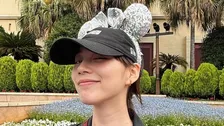 【 のん 】東京ディズニーリゾートを訪問「雨の中でも楽しかった」　ディズニー仕様のコーディネートで満喫「たっのしー」