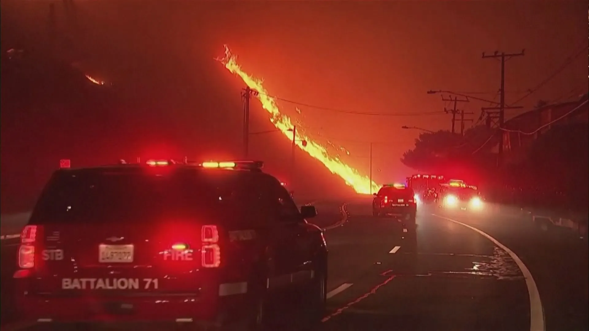 アメリカ・ロサンゼルスの高級住宅地で山火事　3万人に避難命令　今後さらに拡大する恐れも