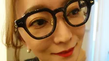 【 加藤綾菜 】お洒落な太縁メガネ姿を披露　多忙な日々も「クマ隠れました」と茶目っ気たっぷり　