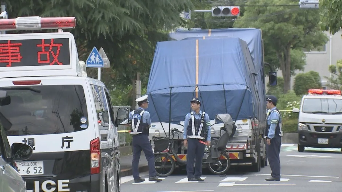 60代くらいの女性と女児が乗った自転車がトラックの下敷きになる事故　バック中に巻き込まれたか　女性死亡　トラック運転手の男を現行犯逮捕　東京・江戸川区