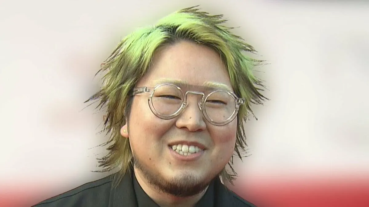 【 こっちのけんと 】　「今から思い切って眉毛を薄緑に染めます」　宣言通り実行　髪と合わせて眉毛も薄緑に染めた新スタイルに　「伝わらないし怖い」と本音告白