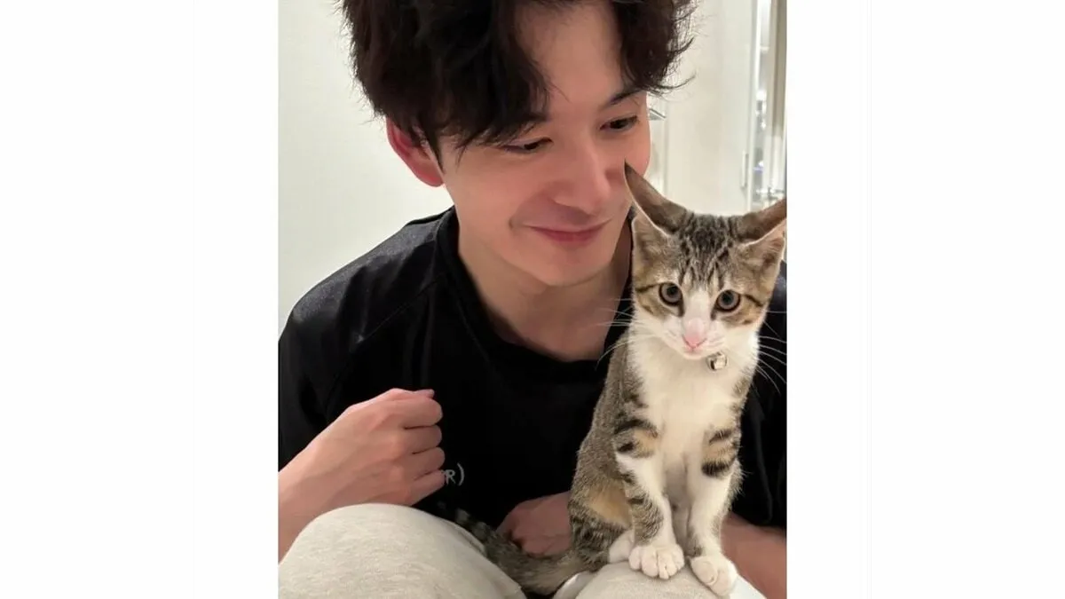 【 岡田将生 】　膝の上の子猫を優しく見つめるオフショットを披露　夜のビデオ通話も…愛猫との穏やかな日常を公開