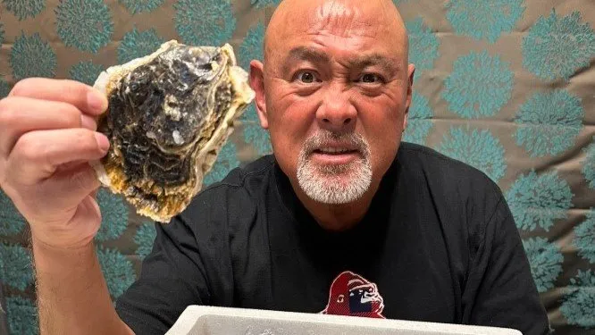 【武藤敬司】岩牡蠣とハンマーで格闘　 “これはオモスだ！！！” 　WWE最大のプロレスラーに例えて奮闘