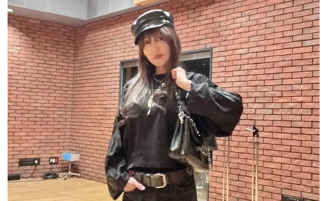 【工藤静香】　「中島みゆきカバーアルバムのすべての歌の収録が終わりました！」　全身ブラックコーデ　手には「ルイ・ヴィトン」のバッグ