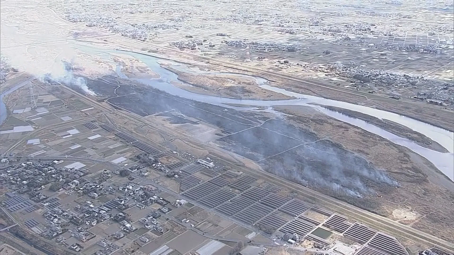 【速報】利根川の河川敷で広範囲にわたる下草火災　延焼中　群馬・伊勢崎市