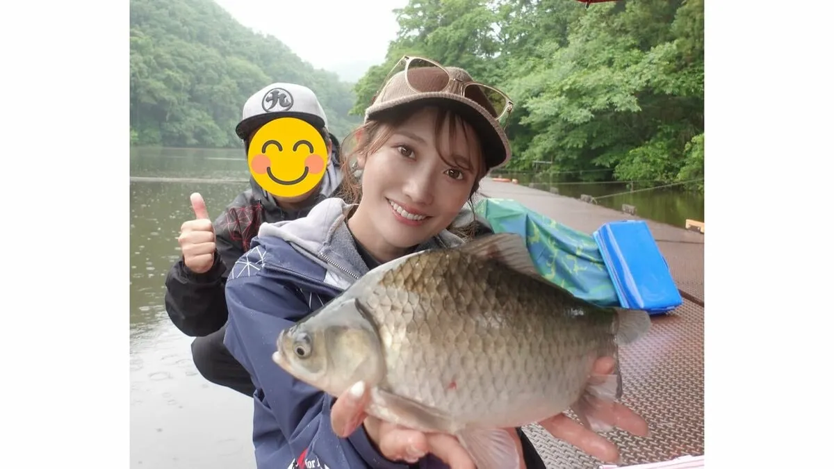【片原恵麻】　雨の湖でヘラブナ釣りを満喫「1日中雨だったけど、やっぱりへらってパラソルあるからいいね」