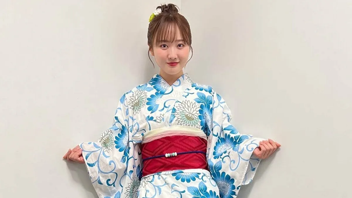 【 本田望結 】　「七夕」　白地に青い花柄・赤い帯　鮮やかコントラストの浴衣姿を披露　「織姫さまきたぁぁぁ」「これは……夏祭りの女神降臨」と称賛の声