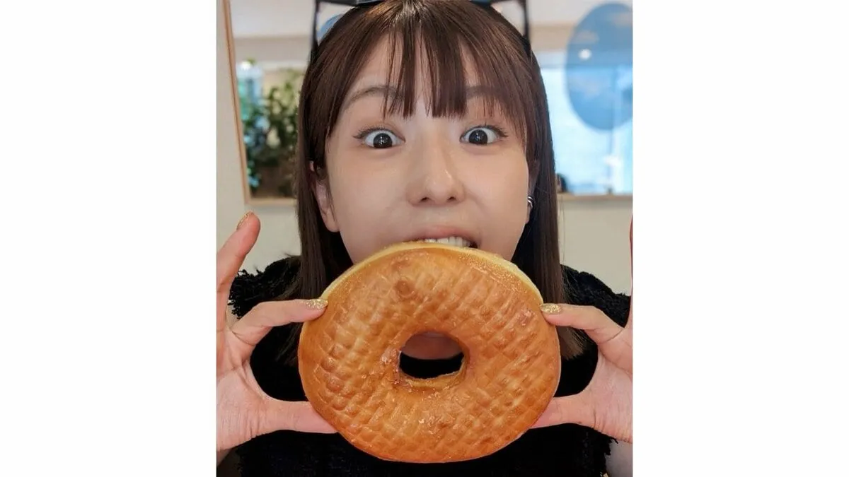 【 若槻千夏 】　「オープン前から食べ物系で並んだの人生初！」　超人気店でドーナツ購入　「顔よりドーナツのがデカい」「ドーナツでかぁ美味しそう」と反響続々