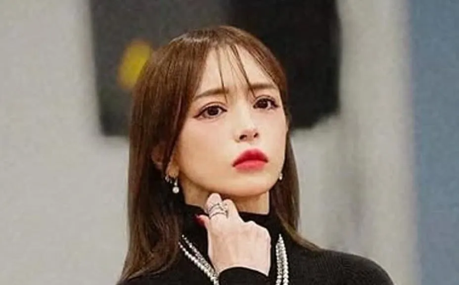 【 浜崎あゆみ 】 「身も心もは当たり前、眼球から爪先のネイルまで 全てを芸術に捧げる日々がまた始まる」 SNSに想いつづる